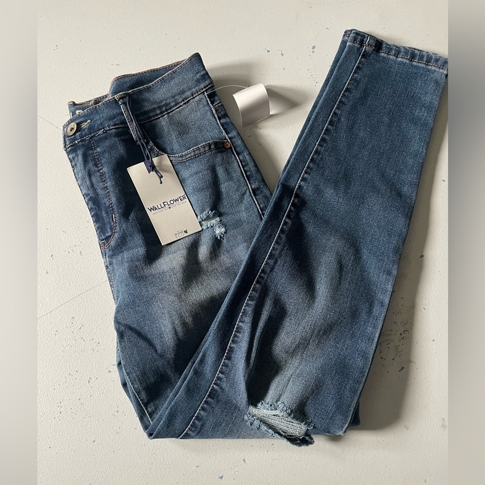 Woman’s wallflower high rise skinny jeans